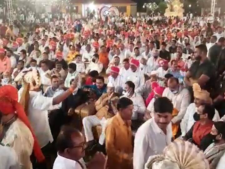 विशेष म्हणजे या गर्दीतच शिवसेना खासदार संजय राऊत, महसूल राज्यमंत्री अब्दुल सत्तार यांनी देखील हजेरी लावली.