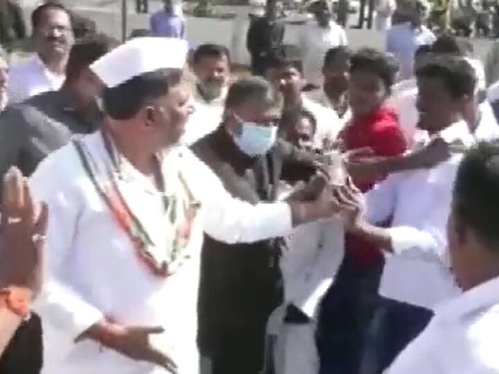 Karnataka: सेल्फी लेना चाहता था कांग्रेस का कार्यकर्ता, DK Shivakumar ने लगाई फटकार