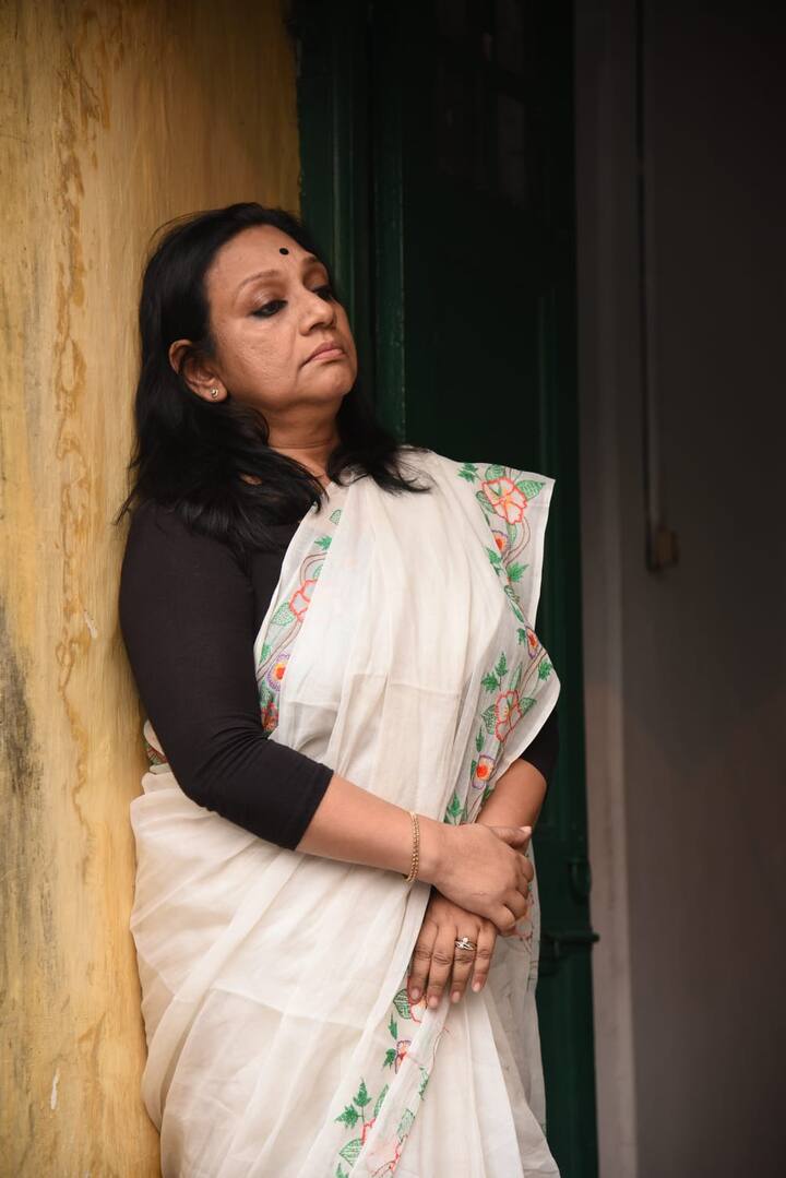 চার দেওয়ালে ঘেরা বাড়ির মধ্যে সেই বাড়িরই বিভিন্ন চরিত্রদের কথা বলে এই নাটক। চতুর্থ দেওয়ালের গণ্ডি ভেঙে দর্শকদের সঙ্গেও কথা বলে চরিত্ররা।