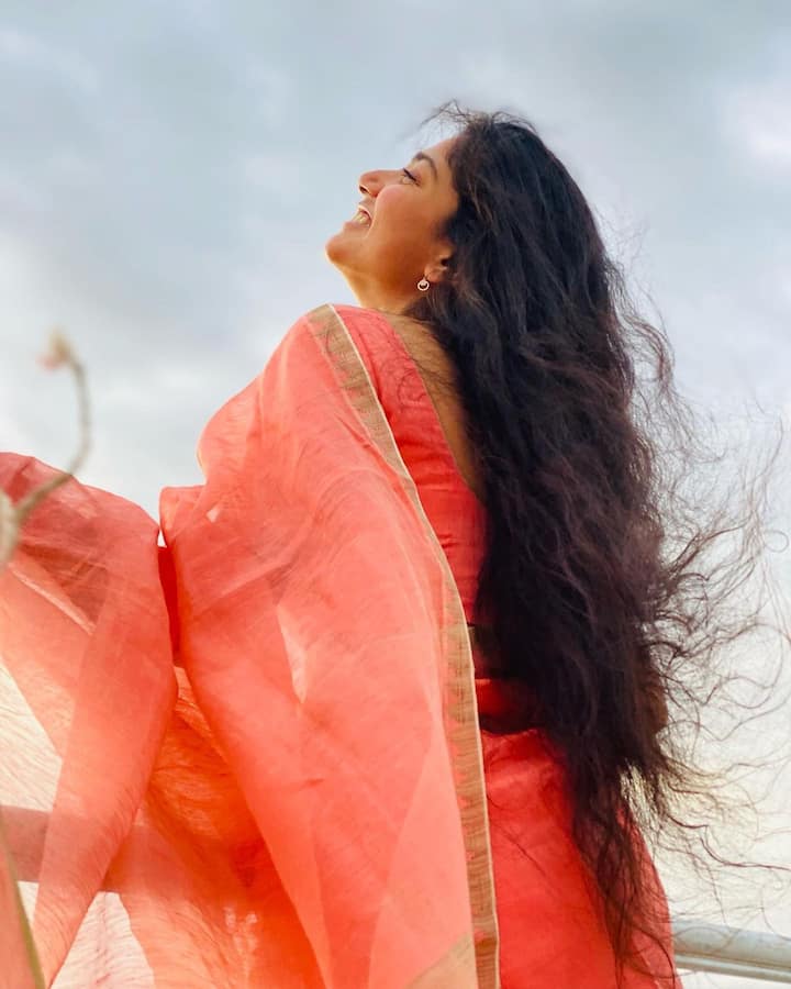 சேலைதான் ஓல்டு ஆச்சு சுடிதாரும் போர் ஆச்சு நித்தம் ஒரு ஜீன்ஸ்சு போட்டு