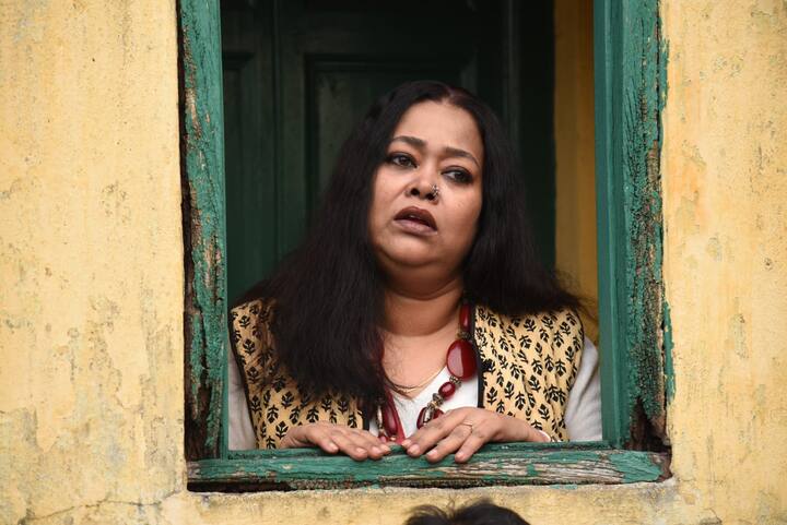 অথচ আমরা বুঝি না পাশের মানুষ, পরিবারের মানুষ, আমাদের বন্ধু, পরিজনরাও আসলে একইরকম মনকষ্টের মধ্যে দিয়ে যাচ্ছে।