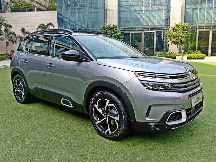 Citroen C5 Aircross: ફ્રેન્ચ કાર નિર્માતાએ આખરે આ વર્ષે ભારતમાં પદાર્પણ કર્યું અને તેનું પ્રથમ ઉત્પાદન તે જે રીતે દેખાય છે અથવા જે રીતે તે ચલાવે છે તે રીતે પ્યોર ફ્રેન્ચ છે. આ એક SUV છે જે તેની સ્ટાઇલને કારણે અથવા અલગ ઇન્ટિરિયરની સાથે રાઇડની ગુણવત્તા ઉત્તમ હોવાને કારણે અલગ તરી આવે છે