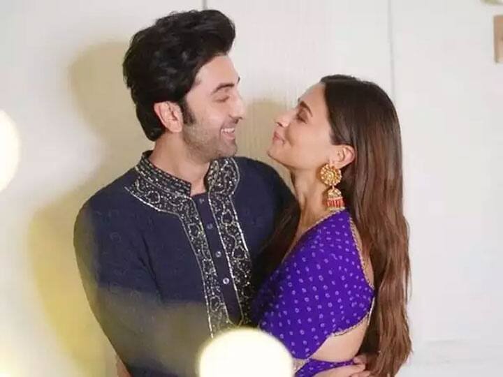 Ranbir Kapoor – Alia Bhatt: रणबीर कपूर और आलिया भट् एक दूसरे के प्यार की गिरफ्त में हैं और अक्सर साथ स्पॉट किए जाते हैं. नए साल में उनकी पहली फिल्म भी रिलीज होने जा रही है. ब्रह्मास्त्र को लेकर लोगों में काफी उत्सुकता है. (फोटो – सोशल मीडिया)