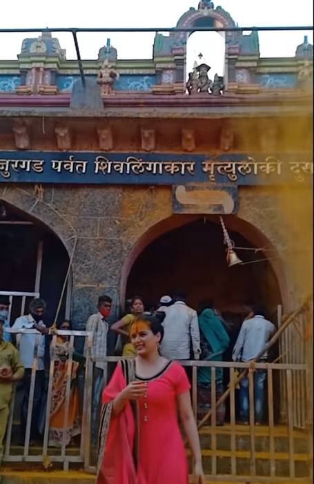 Prajakta Gaikwad : मराठमोळी अभिनेत्री प्राजक्ता गायकवाडने (Prajakta Gaikwad) येळकोट येळकोट जय मल्हारच्या गजरात जेजुरीत 42 किलोंची खंडा तलवार उचलली आहे.