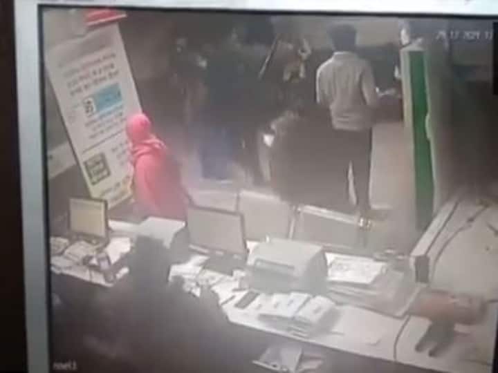 Man Assaults Bank Guard In Chhatarpur After Asked To Wear Mask | Watch Video Man Assaults Bank Guard In Chhatarpur After Asked To Wear Mask | Watch Video