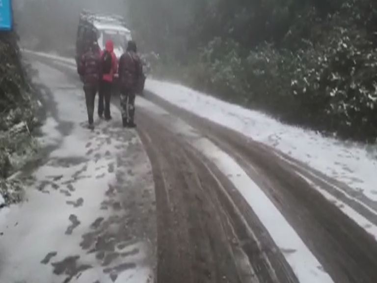 Darjeeling Snowfall : সকাল সকাল তুষারপাত ! সাদা চাদরে মুড়ি দিল বাতাসিয়া থেকে টাইগার হিল !