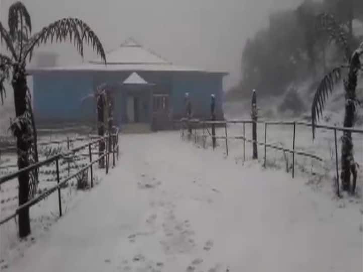 সিকিমের লাচুঙেও প্রবল তুষারপাত। একদিকে যখন কলকাতায় শীতের লেশমাত্রও অনুভূত হচ্ছে না, তখন উত্তরবঙ্গে তুষারপাত চলছেই।