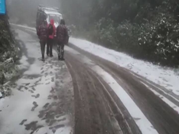 কলকাতায় যখন পারদ ঊর্ধ্বমুখী, তখন সিকিম ও টাইগার হিলে তুষারপাত। উত্সবের দিনে তুষারপাত দেখতে পেয়ে উচ্ছ্বসিত পর্ষটকরা।
