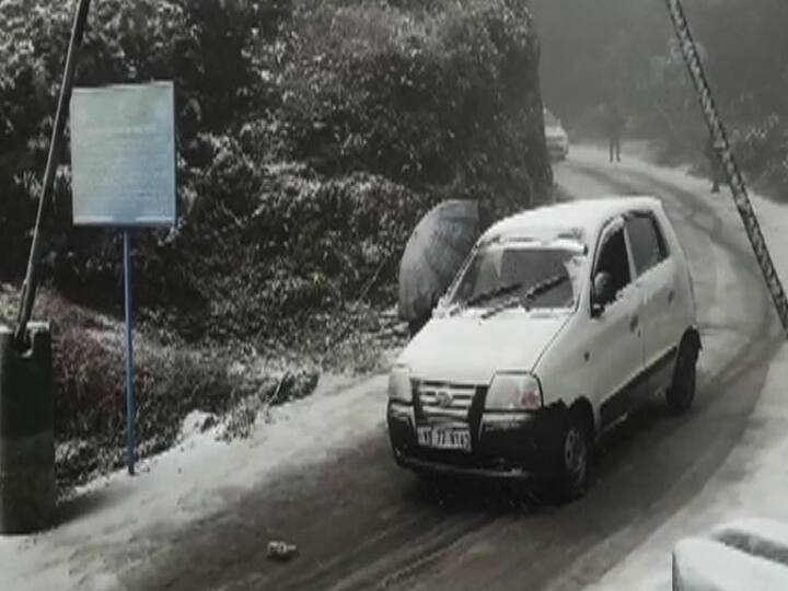 বরফ-সাদা সিকিম্রের ছাঙ্গু-তে কয়েকদিন আগে পর্যটকরা আটকে পড়েন। যদিও তাঁদের নিরাপদেই নামানোর ব্যবস্থা করা হয়।