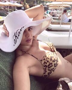 Kavita Kaushik Photos: 'इंस्पेक्टर चंद्रमुखी चौटाला' ने अपने सिजलिंग अंदाज से उड़ाए सबके होश, वर्दी उतार बिकिनी में दिखाया शानदार अंदाज