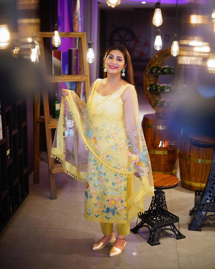 साल 2021 का अंत होने जा रहा है. इस पूरे साल सपना चौधरी सोशल मीडिया पर छाईं रहीं. कभी वो अपने घर में पोछा लगाती हुईं नजर आईं तो कभी उनका देसी अंदाज सोशल मीडिया पर वायरल हुआ.