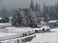 US Weather: अमेरिका में बारिश और बर्फबारी ने लगाई जिंदगी की रफ्तार पर ब्रेक, इस शहर में टूटा बर्फबारी का 50 साल का रिकॉर्ड