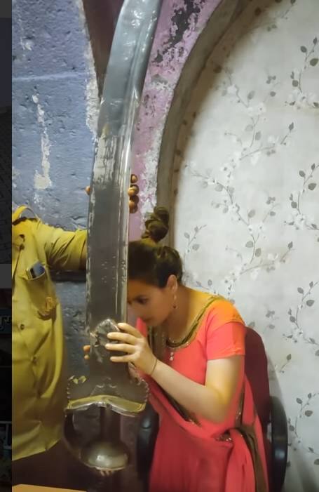 तलवार उचलतानाचा व्हिडीओ आणि फोटो तिने तिच्या अधिकृत इंस्टाग्राम अकाऊंटवर शेअर केला आहे.