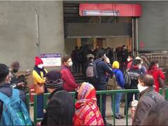 Delhi में Metro Station के बाहर लगी लंबी कतार, 50 फीसदी यात्री ही कर सकेंगे सफर, देखें Photos