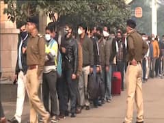 Delhi Omicron Crisis | Are Delhiites happy with Kejriwal Govt's decision? | Ground Report from Akshardham Metro station