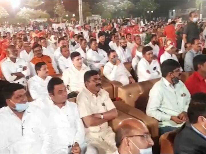 या सोहळ्याला वऱ्हाड्यांसह राज्य सरकारमधील मंत्री, आमदार तसेच कार्यकर्तेही मोठ्या संख्येने उपस्थित होते