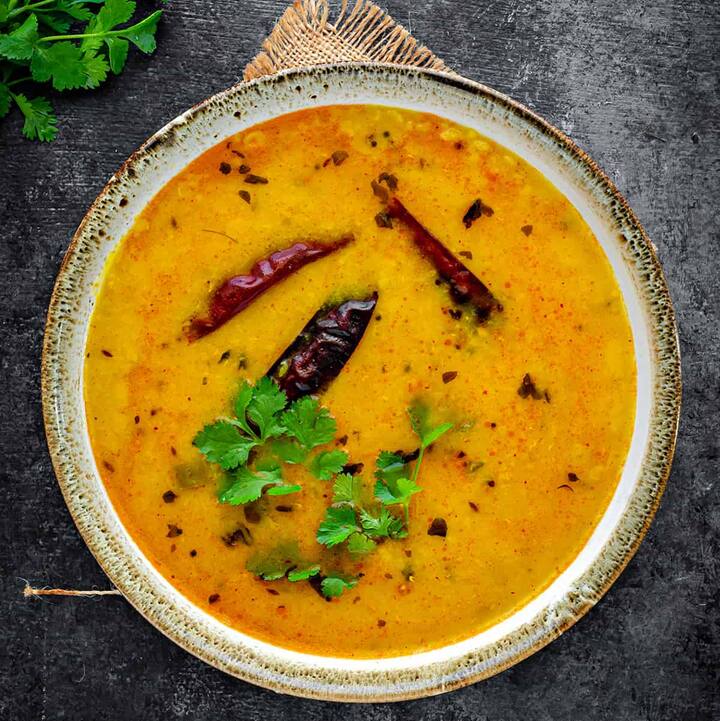 આંખોની રોશની વધારવા માટે ડાયટમાં દાળ સામેલ કરો. કાળું મટર, બીન્સ ફળો ભરપૂર માત્રામાં લો,આ ડાયટ રેટિનાને મજબૂત કરવામાં મદદ કરે છે.