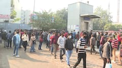 Delhi Omicron Crisis | Commuters complaint about social distancing violation at Laxmi Nagar Metro Station