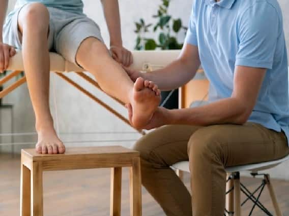 Health Tips: क्या आप पैरों के दर्द से हैं परेशान? इन घरेलू उपायों से मिलेगी राहत Health Tips: क्या आप पैरों के दर्द से हैं परेशान? इन घरेलू उपायों से मिलेगी राहत