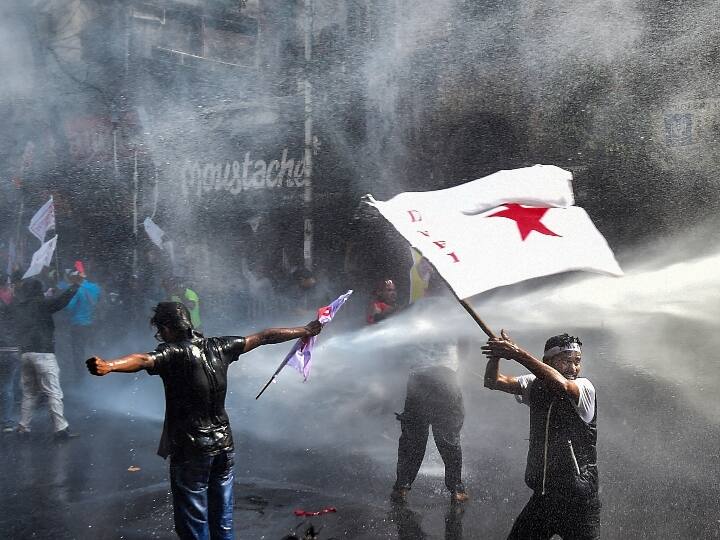 11 फरवरी को लेफ्ट और यूथ ऑर्गनाइजेशन के एक्टिविस्ट्स सड़क पर नौकरियों की मांग को लेकर कोलकाता की सड़कों पर उतरे थे. इसके बाद पुलिस ने उन पर पानी की बौछार कर दी.