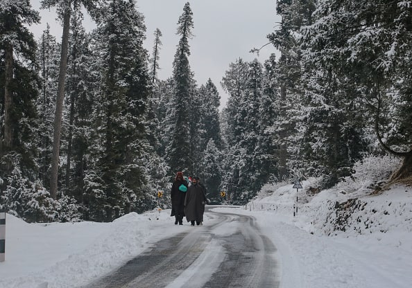 IMD Predicts Light Snowfall In Kashmir Over Weekend As Temperature Falls Below -10°C In Gulmarg IMD Predicts Light Snowfall In Kashmir Over Weekend As Temperature Falls Below -10°C In Gulmarg
