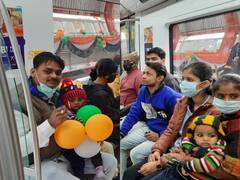 Kanpur Metro: कानपुर के लोगों ने की मेट्रो की पहली यात्रा, रेल अधिकारियों ने किया फूलों से स्वागत, देखिए ये तस्वीरें