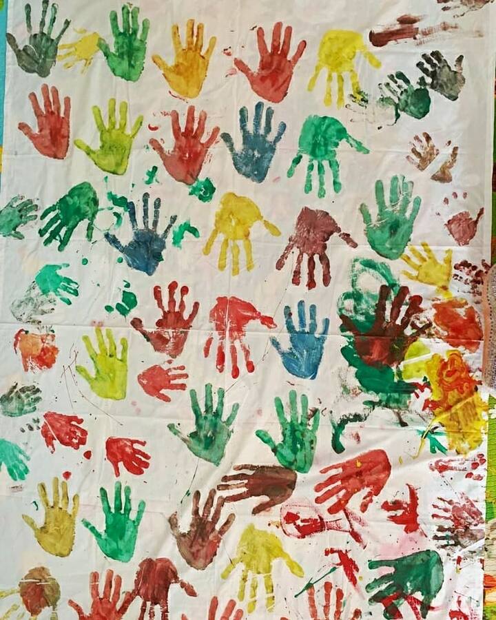 यूं तो बच्चों को रंगों से खास लगाव होता है लेकिन लगता है करीना कपूर के लाडले तैमूर को रंगों से खेलना बहुत पसंद है. तभी तो उनकी ज्यादातर तस्वीरों में उनके आसपास रंगों की छटा बिखरी रहती है. (फोटो – सोशल मीडिया)