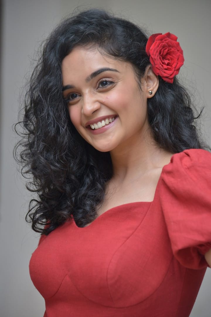 ‘అనుభవించు రాజా’హీరోయిన్ కాశిష్ ఖాన్
