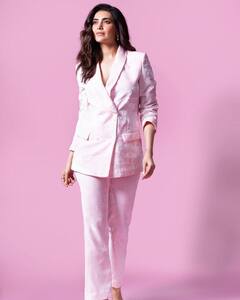 Karishma Tanna Photo: करिश्मा तन्ना के इन स्टाइलिश लुक को आप कर सकते हैं न्यू ईयर पर ट्राई, फोटो देख लें टिप्स