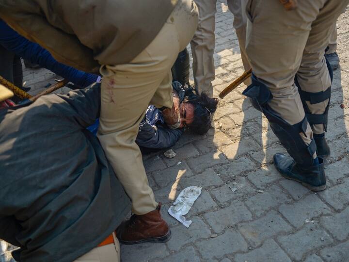 29 जनवरी 2021 को कथित तौर पर दिल्ली के सिंघु बॉर्डर पर एक किसान ने पुलिस एसएचओ पर हमला किया था. इसके बाद पुलिस ने उसे ऐसे दबोचा.