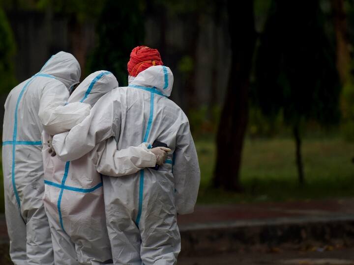 कोविड-19 के कारण न जाने कितने परिवारों ने अपनों को खो दिया था. यह तस्वीर दिल्ली के सराय काले खां स्थिति श्मशान घाट की है.