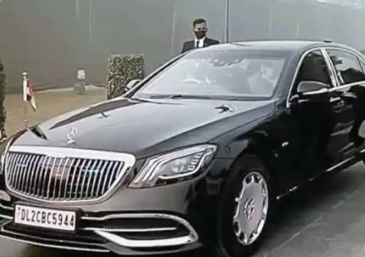 Mercedes-Maybach S650 Guard: সম্প্রতি প্রধানমন্ত্রী নরেন্দ্র মোদির নিরাপত্তায় যোগ হয়েছে নতুন এই গাড়ি।   SPG-র পরামর্শে এখন Mercedes-Maybach S650 Guard গাড়িতেই বিভিন্ন জায়গায় যাবেন প্রধানমন্ত্রী। গাড়িতে রয়েছে   একটি ৬.০ লিটারের টুইন-টার্বো V12 ইঞ্জিন। এই গাড়ি বিস্ফোরণ-রোধী কারের শংসাপত্র পেয়েছে আগেই। গাড়ির মাত্র দু-মিটারের মধ্যে ১৫   কেজি TNT বিস্ফোরণ হলেও যাত্রীরা সুরক্ষিত থাকবেন গাড়িতে।(Image:Instagram/@   mercedesmaybachinindia)