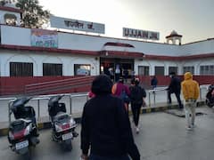 Madhya Pradesh News: उज्जैन रेलवे स्टेशन पर बिना मास्क के घूम रहे यात्री, मास्क के लिए पूछने पर मिला ये जवाब