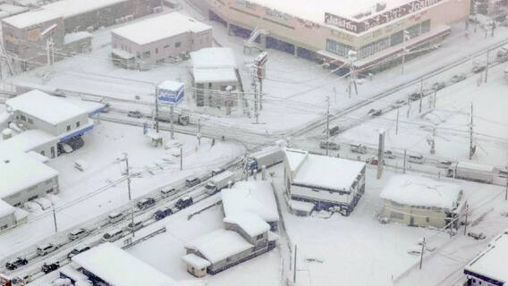 Snowfall brings life to halt in Japan | Report