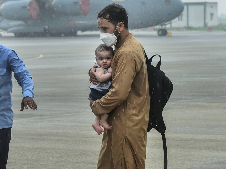 अफगानिस्तान में तालिबानी राज होने के बाद काफी लोग वायुसेना के विशेष विमान से गाजियाबाद स्थित हिंडन एयरबेस पहुंचे थे. यहां एक शख्स बारिश में अपने बच्चे को गोद में लिए नजर आया था.