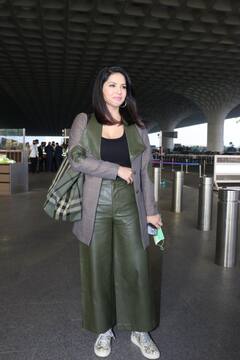 Sunny Leone Latest Look: एयरपोर्ट पर स्पॉट हुईं सनी लियोनी, लेटेस्ट लुक से जीत लिया दिल