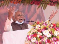 मंच पर बात कर रहे अधिकारियों पर भड़के CM नीतीश, कहा- हमरा बतवा सुन रहे हैं या अपने में गप कर रहे