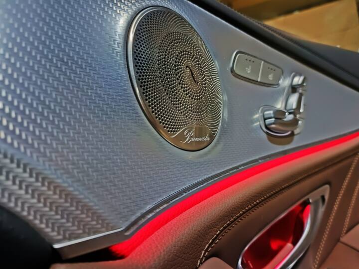 AMG 4.0-લિટર V8 બિટર્બો એન્જિન 612bhp અને 850 Nmનો પાવર આપે છે. 612bhp! પ્રદર્શન અદ્ભુત છે કારણ કે તમે માત્ર 3.4 સેકન્ડમાં 0-100 km/h સ્પીડ પકડી શકે છે. બહારથી તે સ્પોર્ટિયર ઈ-ક્લાસ જેવું લાગે છે. E63 AMG S તેના દેખાવ પરથી કેટલી શક્તિ બનાવે છે તે તમે સમજી શકશો નહીં. આ કાર સ્પોર્ટિયર અને આક્રમક લાગે છે પરંતુ તે હજુ પણ લક્ઝરી સેડાન છે. નવી E63 AMG S નવી ગ્રિલ, બમ્પર, હેડલેમ્પ્સ અને અપડેટેડ રિયર જેવા સ્ટાઇલીંગમાં ફેરફાર કરે છે. કાળા રંગમાં તે સરસ લાગે છે અને બતાવે છે કે તમારે ઘણી શક્તિ મેળવવા માટે શોઓફ સુપરકાર બનવાની જરૂર નથી. પાછળના ભાગમાં વિશાળ વ્હીલ્સ અને એક્ઝોસ્ટ લોકો વિચારતા હતા કે તે કોઈ સામાન્ય ઇ-ક્લાસ નથી. E63 AMG S પ્રમાણભૂત વ્હીલબેઝ સ્વરૂપમાં આવે છે તેથી શહેરમાં વાહન ચલાવવા માટે વધુ કોમ્પેક્ટ છે.