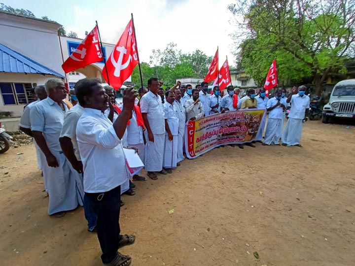 மண் குவாரிகளில் மணல் எடுக்க மாட்டு வண்டிகளை அனுமதிக்க வேண்டி போராட்டம்