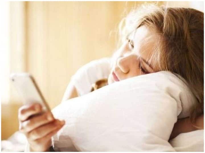 Health Tips, Mobile Phone Should be Turned off One hour before Sleeping at Night And Disadvantages of Using Mobile  Phone Health Tips: रात को सोने से एक घंटा पहले बंद कर देना चाहिए Mobile Phone, हो सकता है ये नुकसान