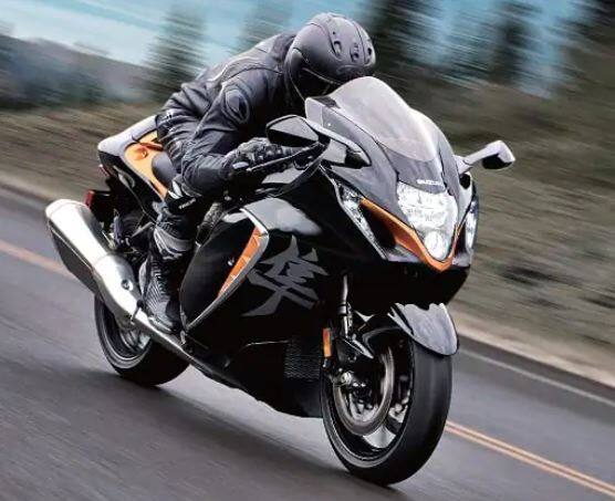 New-Gen Suzuki Hayabusa : ਤੀਜੀ ਪੀੜ੍ਹੀ ਦੀ ਸੁਜ਼ੂਕੀ ਹਯਾਬੂਸਾ ਨੇ ਇਸ ਸਾਲ ਦੇ ਸ਼ੁਰੂ ਵਿੱਚ ਆਪਣੀ ਗਲੋਬਲ ਸ਼ੁਰੂਆਤ ਕੀਤੀ ਅਤੇ ਕੁਝ ਸਮੇਂ ਵਿੱਚ ਭਾਰਤ ਪਹੁੰਚ ਗਈ। ਨਵੀਂ ਸੁਜ਼ੂਕੀ ਹਯਾਬੁਸਾ ਆਪਣੇ ਸਿਲੂਏਟ ਨੂੰ ਬਰਕਰਾਰ ਰੱਖਦੀ ਹੈ ਪਰ ਇਸਦੇ ਆਪਣੇ ਡਿਜ਼ਾਈਨ ਅਤੇ ਆਧੁਨਿਕ ਫ਼ੀਚਰ ਦਾ ਦਾਅਵਾ ਕਰਦੀ ਹੈ।