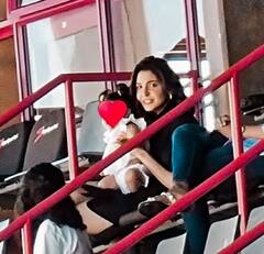 Vamika Latest Photos: पापा Virat Kohli के लिए मैदान में पहली बार मम्मी Anushka Sharma संग तालियां बजाती दिखीं Vamika, ये हैं मैच की सबसे क्यूट तस्वीरें