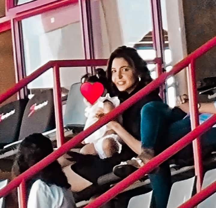 वामिका (Vamika) और अनुष्का शर्मा (Anushka Sharma) पहली बार इस अंदाज में स्टेडियम में दिखाई दीं हैं.