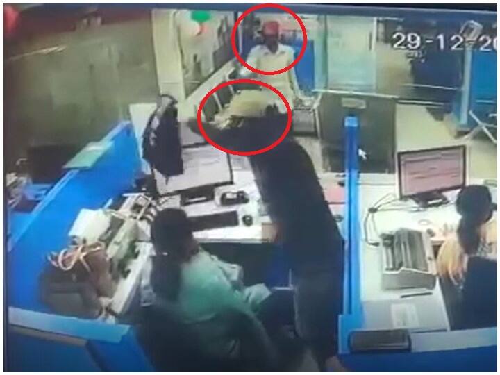 Mumbai: SBI बैंक में लूट की वारदात को अंजाम देने वाले दो शख्स हिरासत में, घटना में एक बैंककर्मी की हुई थी मौत Mumbai Two persons who carried out the robbery in SBI Bank in custody a bank worker was killed in the incident ANN Mumbai: SBI बैंक में लूट की वारदात को अंजाम देने वाले दो शख्स हिरासत में, घटना में एक बैंककर्मी की हुई थी मौत