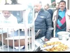 Uttarakhand Election 2022: चुनाव से पहले कांग्रेस का अनोखा प्लान, इस वजह से नेता मुफ्त बांट रहे चाय पकौड़े