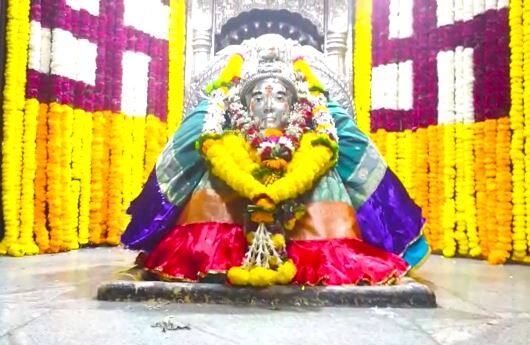 संत ज्ञानेश्वर महाराज मंदिरातील मुख्य गाभारा आकर्षक फुलांनी नटलेला आहे.