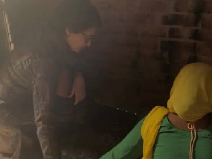 ਮੁਲਾਕਾਤ ਤੋਂ ਬਾਅਦ ਪ੍ਰਿਯੰਕਾ ਗਾਂਧੀ ਨੇ ਲਿਖਿਆ ਕਿ ਫਿਰੋਜ਼ਾਬਾਦ ਦੀ ਸਿਤਾਰਾ ਜਾਟਵ ਵਰਗੀਆਂ ਸਾਰੀਆਂ ਕੰਮਕਾਜੀ ਔਰਤਾਂ, ਜੋ ਚੂੜੀਆਂ ਬੰਨ੍ਹਦੀਆਂ ਹਨ ਤੇ ਮਿਹਨਤ ਕਰਦੀਆਂ ਹਨ, ਅੱਜ ਮਹਿੰਗਾਈ, ਕਾਰੋਬਾਰ ਵਿੱਚ ਮੰਦੀ ਤੇ ਆਮਦਨ ਵਿੱਚ ਕਮੀ ਵਰਗੀਆਂ ਸਮੱਸਿਆਵਾਂ ਦਾ ਸਾਹਮਣਾ ਕਰ ਰਹੀਆਂ ਹਨ।