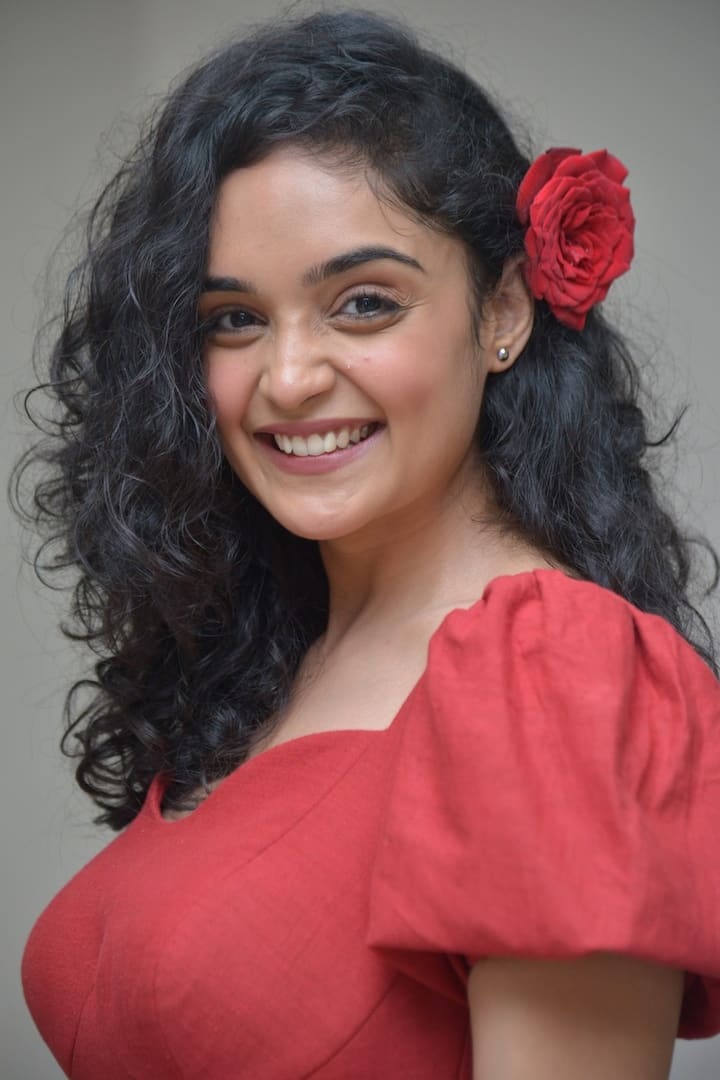 ‘అనుభవించు రాజా’హీరోయిన్ కాశిష్ ఖాన్