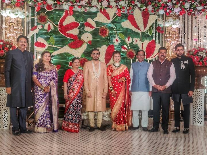 अजित पवार, जयंत पाटील यांचसह अनेकांनी वधू-वरांना आशीर्वाद देण्यासाठी उपस्थिती लावली.