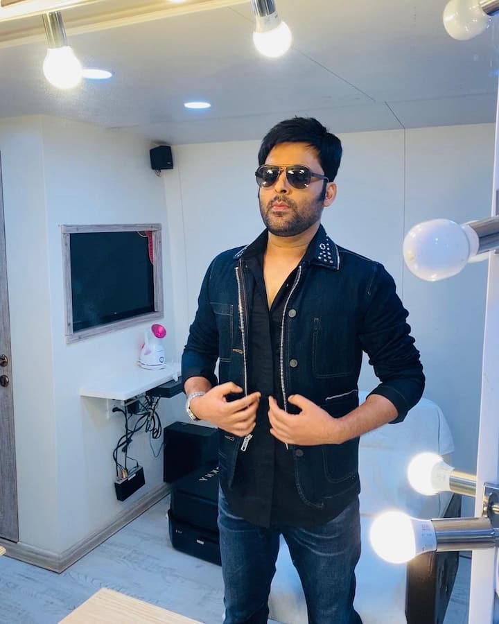 कॉमेडी के किंग कपिल शर्मा ने अपनी कड़ी मेहनत और लगन से आज वो हासिल किया है जिसका सपना हर इंसान देखता है. उन्होंने जितनी तेजी से कामयाबी हासिल की, शायद ही किसी ने उस रफ्तार से सफलता देखी हो. आज कपिल शर्मा टीवी की दुनिया के सबसे ज्यादा कमाई करने वाले स्टार्स में से एक हैं.